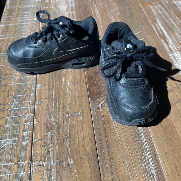 Nike Black Air Max 90 Sneakers with Air Cushioning - Picture 2 of 4